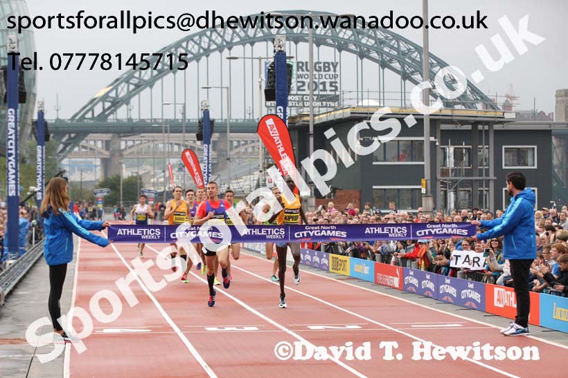 Asbel Kiprop holds off Marcin Lewandowski to win the 1 mile, Great North CityGames. Photo: David T. Hewitson/Sports for All Pics